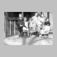 033-0121 Frau Minuth mit ihren Kindern Inge, Ilse, Gerhard und Waltraud. Links Martin und Barbara Janke..JPG
